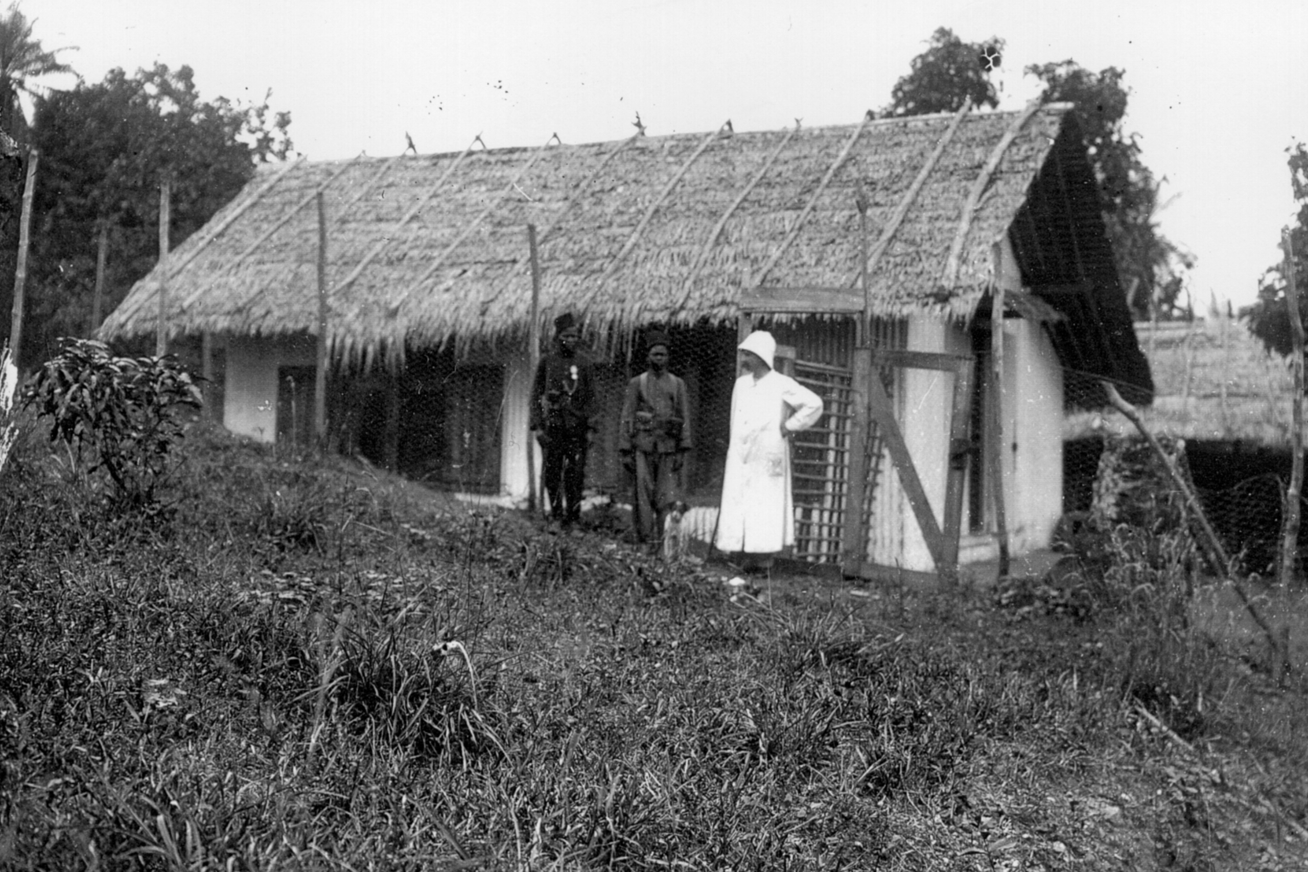 Albert Schweitzer bewacht durch einheimische Soldaten (1915)