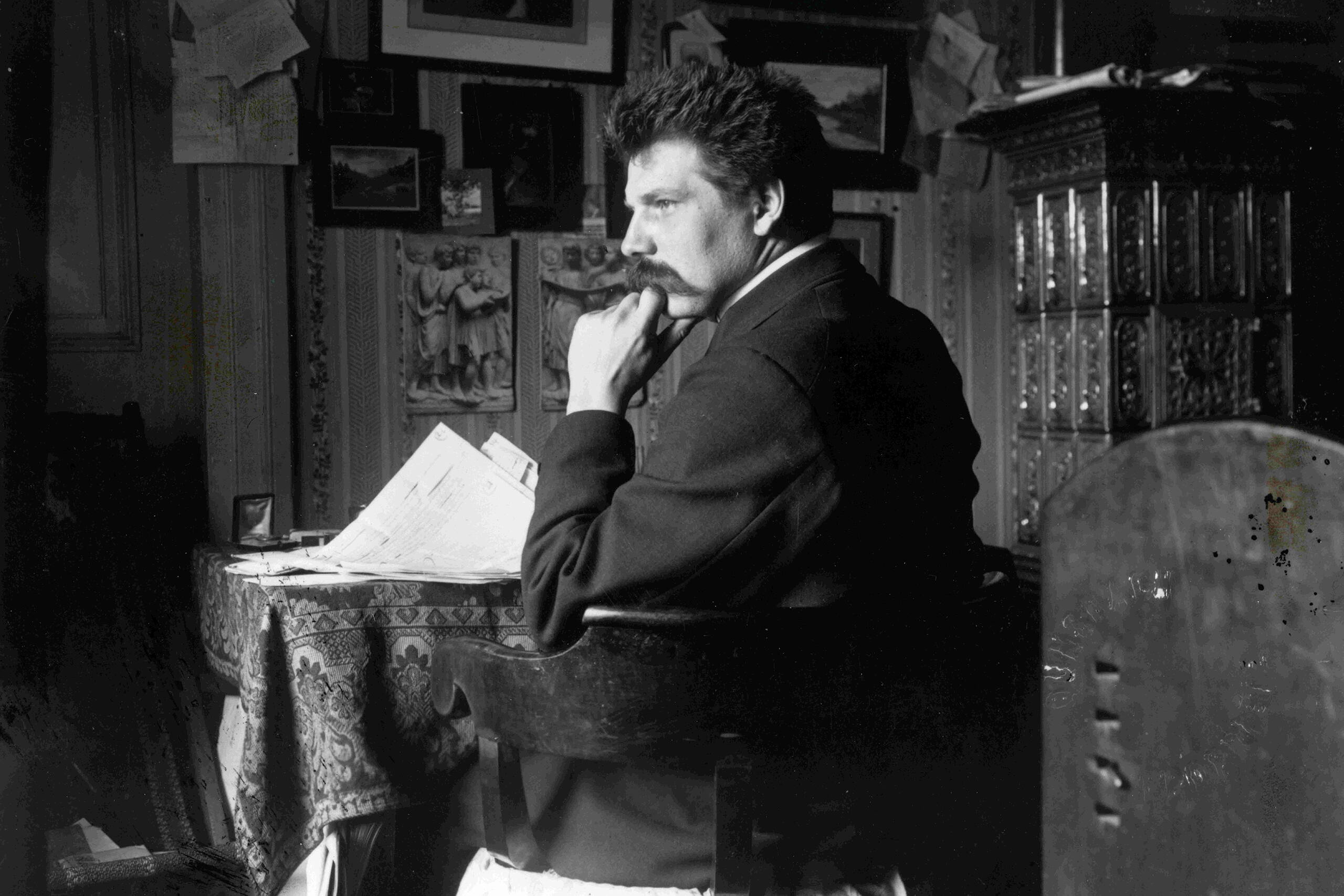 Albert Schweitzer Albert Schweitzer am Schreibtisch in Strassburg